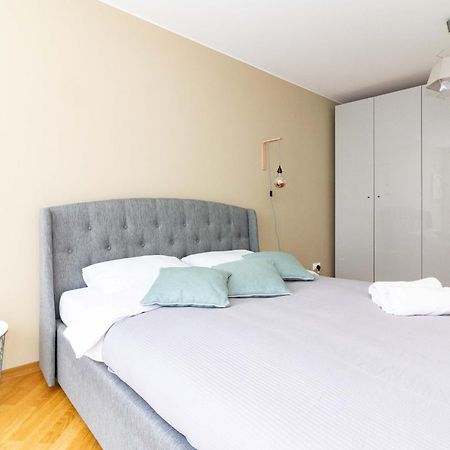 Elija Swan-Toy Apartments ซเวนตายิ ภายนอก รูปภาพ