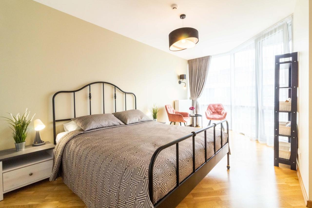 Elija Swan-Toy Apartments ซเวนตายิ ภายนอก รูปภาพ