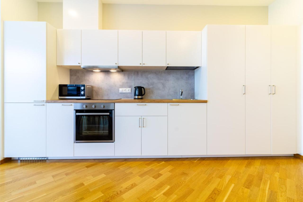 Elija Swan-Toy Apartments ซเวนตายิ ภายนอก รูปภาพ