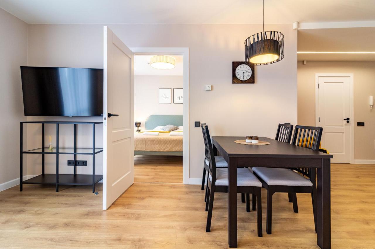 Elija Swan-Toy Apartments ซเวนตายิ ภายนอก รูปภาพ