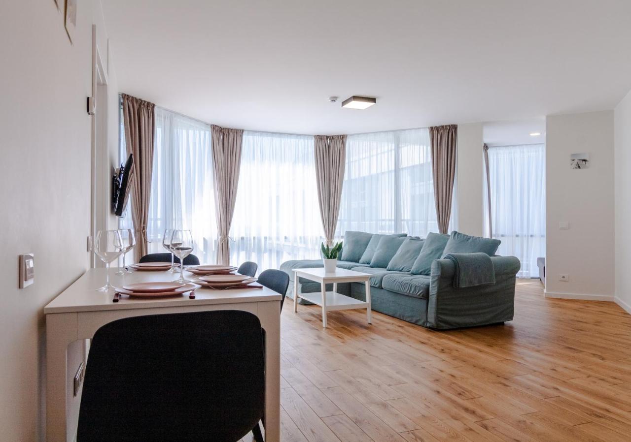 Elija Swan-Toy Apartments ซเวนตายิ ภายนอก รูปภาพ