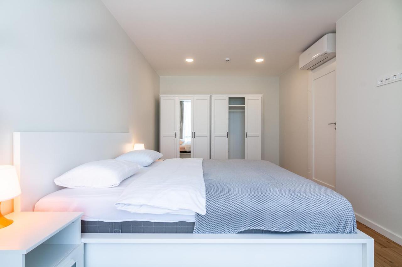 Elija Swan-Toy Apartments ซเวนตายิ ภายนอก รูปภาพ
