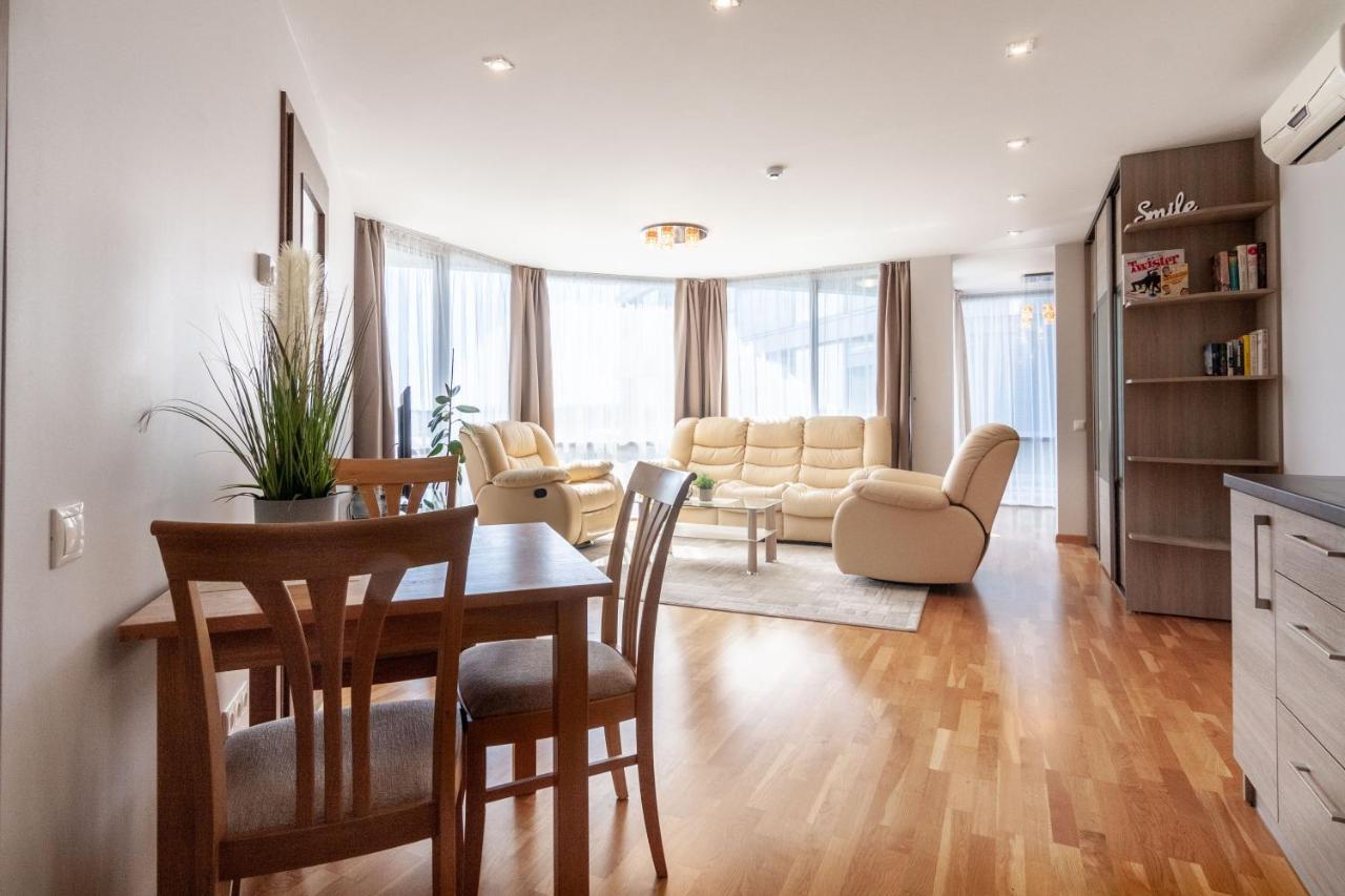 Elija Swan-Toy Apartments ซเวนตายิ ภายนอก รูปภาพ