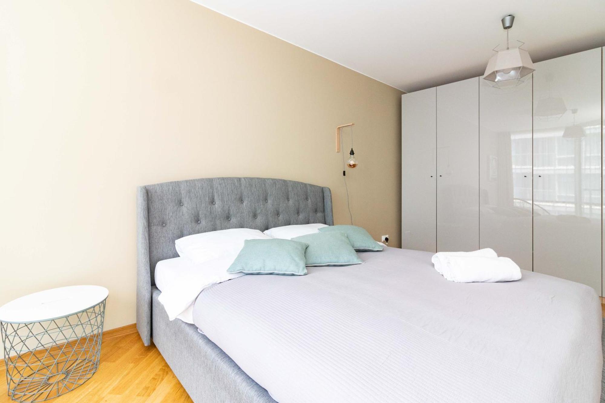 Elija Swan-Toy Apartments ซเวนตายิ ภายนอก รูปภาพ