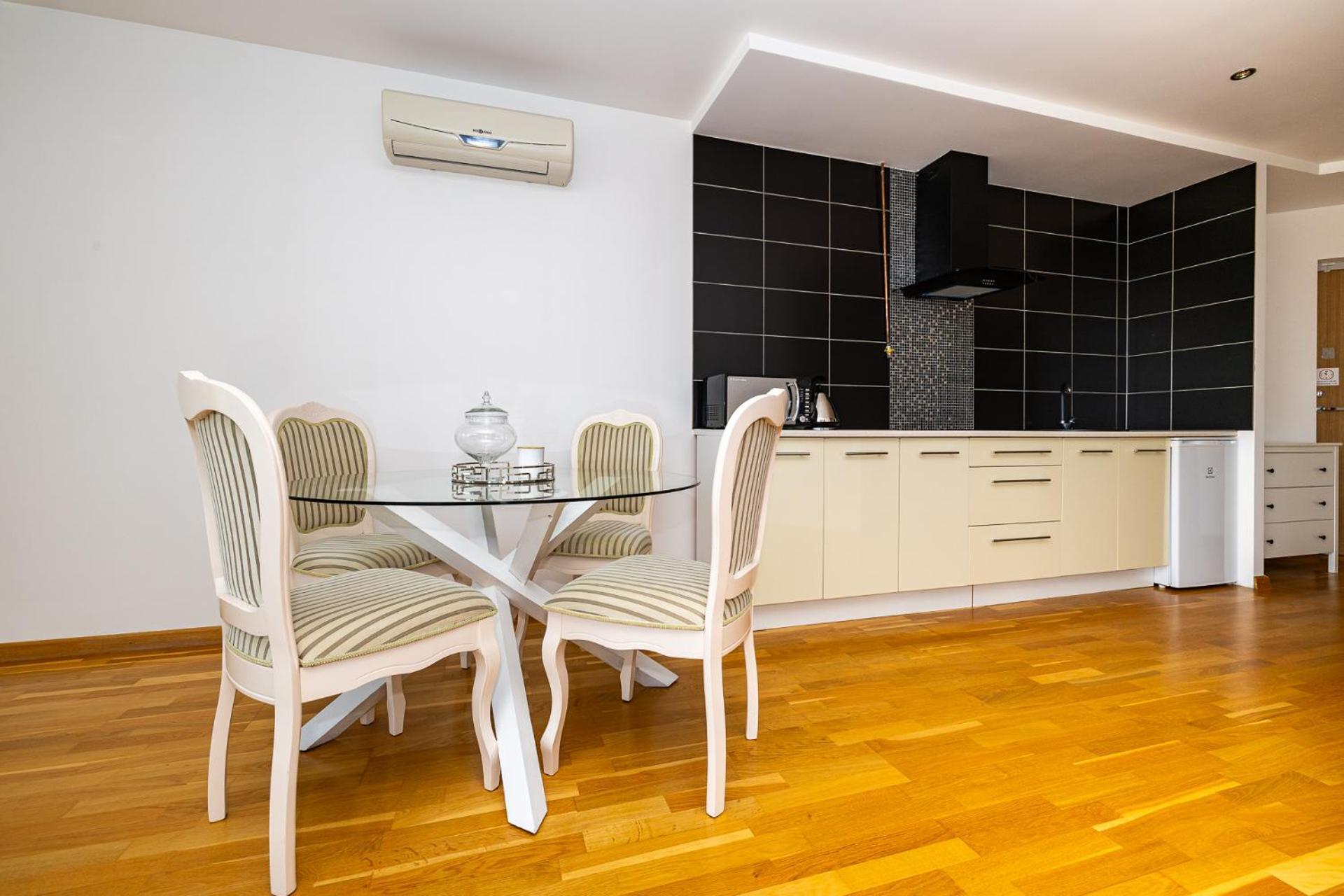 Elija Swan-Toy Apartments ซเวนตายิ ภายนอก รูปภาพ