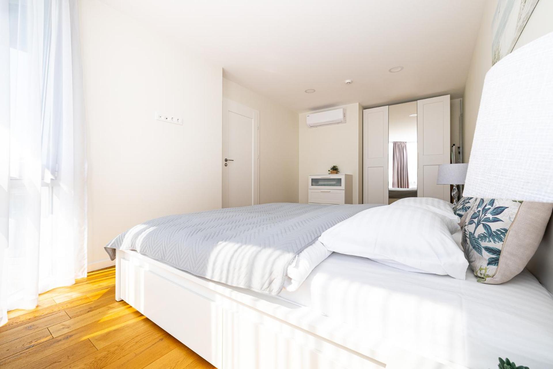 Elija Swan-Toy Apartments ซเวนตายิ ภายนอก รูปภาพ